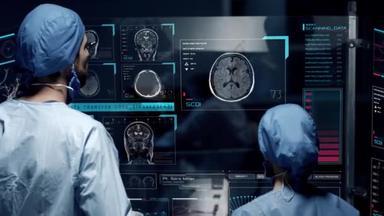 专业医生通过检查带有未来学全息图的大玻璃幕图来分析病人的医疗Mri诊断。 概念：医学、医生、未来、全息图、脑扫描