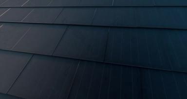 黑色太阳能屋顶的概念。 由现代单晶黑色太阳能屋顶瓦组成的建筑集成光伏系统。 3D渲染视频.