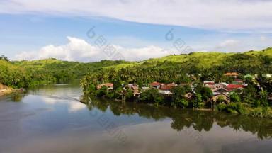天气晴朗的热带风景.河边的村庄。菲律宾的性质，萨马尔