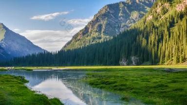 四千个田园诗般的夏日风景，带着远足的小径在群山中远足，具有放大的效果。有反思和森林的河流。吉尔吉斯斯坦卡拉科尔，天山，Terskey Alatoo山