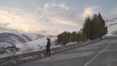 在保加利亚，精力充沛的女运动员在冬季冲向山顶，冲向自由之弧