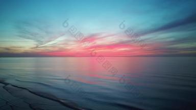 在美丽的落日下,鼓声在海上飘扬.空降无人机射击。太阳从海上升起。拉脱维亚波罗的海色彩艳丽的落日.