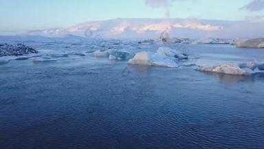 冰岛Jokulsarlon Glacier环礁湖的空中景观（无人驾驶飞机确定射击）)