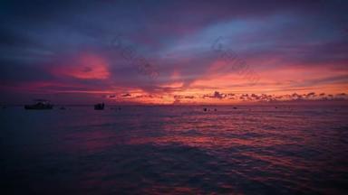 美丽的落日笼罩着五彩斑斓的大海.墨西哥妇女岛的落日照片是在<strong>水</strong>里和船上拍的