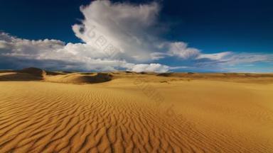 落日笼罩在沙漠的沙丘上