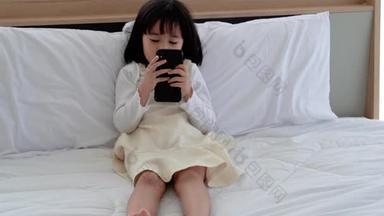 女孩在床上玩手机，<strong>社会问题</strong>导致儿童发育不良.