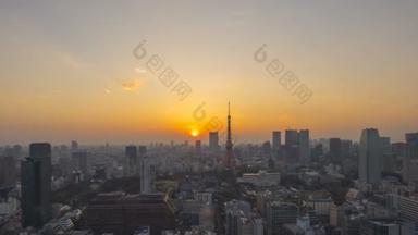 日落时分，东京天际线与东京塔楼相望，夜以继日。空中风景。往下倾斜