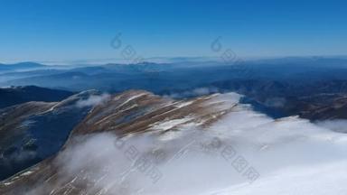 冬季雾蒙蒙的高山的空中景观