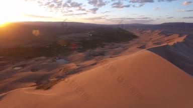 蒙古戈壁沙漠沙丘风沙绿洲的史诗日出