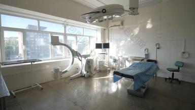 有现代<strong>医疗设备</strong>的空手术室。手术室的<strong>医疗设备</strong>.