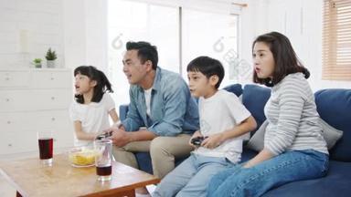 快乐的亚洲家庭爸爸，<strong>妈妈</strong>和孩子们<strong>在家</strong>里客厅里玩着技术控制台的电子游戏。自我隔离、待<strong>在家</strong>里、与他人保持距离、检疫以预防结肠炎.