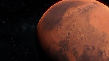 通过在恒星背景上跟踪火星在太空中的拍摄而飞行。火星在轨道上运行的史诗
