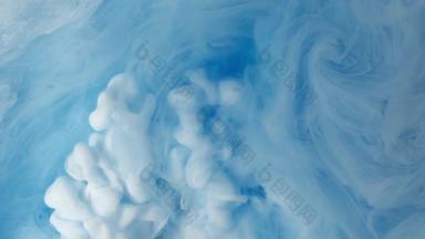 白云和蓝云混合在水中的抽象墨水.
