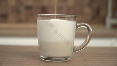 一杯卡布奇诺咖啡或拿铁咖啡。杯子里放牛奶的咖啡特写
