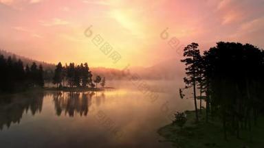高山湖上的晨雾，日出4k鸟瞰