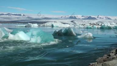冰岛一个冰川湖，有漂浮的冰山.