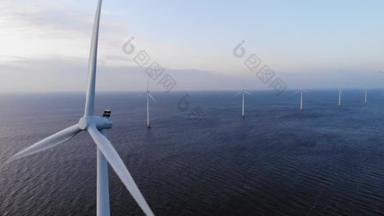 有云彩和蓝天的离岸<strong>风车</strong>公园、有风力涡轮机的海洋公园、荷兰Ijsselmeer