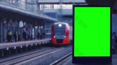 火车站上的绿色屏幕空白广告牌与地铁相对照