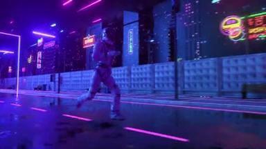 宇航员跑在霓虹灯城市在网络朋克风格。回波80度背景。复古风格。未来主义概念。无缝循环3D动画
