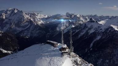 飞碟盘旋接近基地天线，阿尔卑斯山欧洲，航空俯瞰基于阿尔卑斯山，Ufo概念的共济失调塔