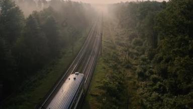 一列货车正高速穿过树林.空中景观.