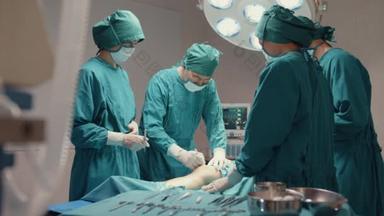 年轻的亚洲助理和护士在医院手术室对病人进行侵入性外科手术。由专业外科医生、<strong>医护</strong>及医疗概念组成的多元化小组.