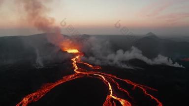 全景空中景观的晨景与流动熔岩流.Fagradalsfjall火山。冰岛，2021年