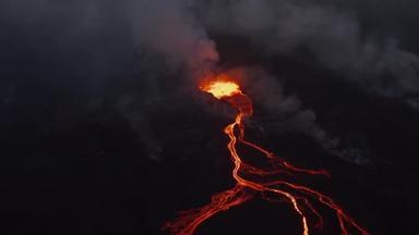夜间活火山火山口的滑动和俯瞰.从空中俯瞰流动的熔岩流.Fagradalsfjall火山。冰岛，2021年