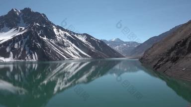 一个高海拔的风景如画的湖，四周是覆盖着积雪的群山。智利.