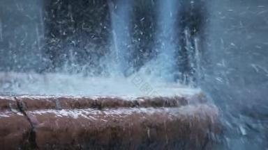 遮挡自然泼洒的雨水或室外喷泉对混凝土路堤的影响.<strong>跌落</strong>的溪流