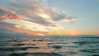 色彩艳丽的落日下,风景如<strong>画</strong>的海景尽收眼底.在明媚的日落时，海浪在海面上反射的缓慢运动，伴随着<strong>粉色</strong>的云彩和复制的空间。海景的概念