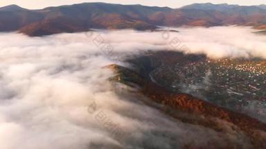 无人机在翻过山脊的雾中飞行.以4k，无人驾驶视频拍摄.