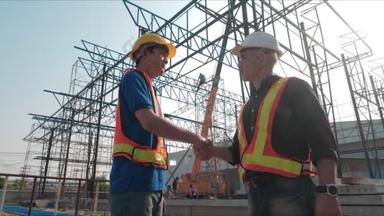 工程师在建筑工地与亚洲企业<strong>握手</strong>.员工或员工与雇主<strong>握手</strong>问候、交易、团队合作、合作等