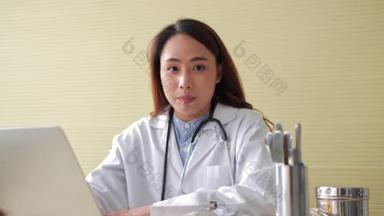亚洲女医生身穿白色制服听诊器，通过视频咨询网上病人看着摄像机说话<strong>摄像头</strong>做远距离视频聊天、远程医疗和电子保健概念、网络<strong>摄像头</strong>.