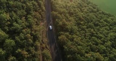 从上到下俯瞰无人驾驶飞机图像的汽车在公路上穿过树木和森林的山上。<strong>高品质</strong>4k DJI幻影4 PRO无人机镜头拍摄于2020年6月
