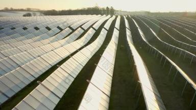 生态太阳能发电厂在野外绿色能源电力创新自然环境中的无人驾驶飞机镜头.太阳能电池板。生态、创新、自然、环境