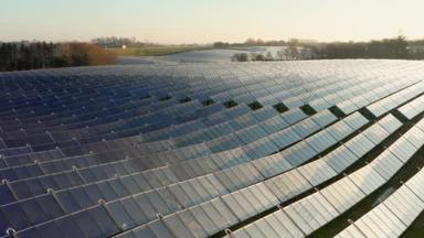 生态太阳能发电厂在野外绿色能源电力<strong>创新</strong>自然环境中的无人驾驶飞机镜头.太阳能电池板。生态、<strong>创新</strong>、自然、环境