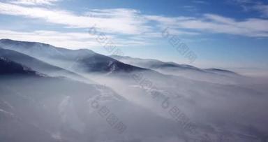 雾从山坡上升起.白云,蓝天,雪山.冬天的土地上布满了雾.一层薄雾.