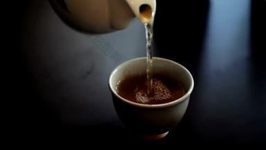 亚洲传统健康饮茶倒入茶杯<strong>新鲜茶叶</strong>休息时间