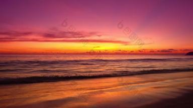 美丽的天空日落或日出在海面上美丽的波浪迷人的微光黄昏的天空日落。电影镜头美丽的自然景观
