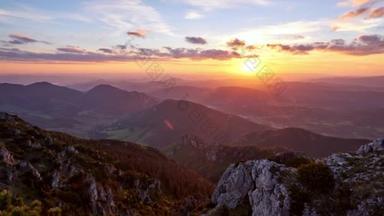 喀尔巴阡山乡村岩石山中<strong>的</strong>日落或日出。阳光，五彩斑斓<strong>的</strong>岩石，长满了矮松树。时间超过4K，放大
