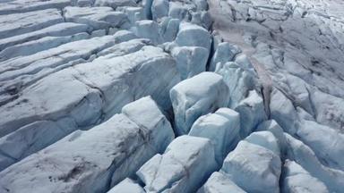 在挪威，冰川融化在岩石上的冰雪。四.后续行动