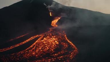 半岛的火山喷发。熔岩和火山口的流动。一个喷发的火山，夜间喷发出炽热的熔岩。来自lavi的Dim.