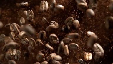 咖啡和新鲜豆类咖啡的超级慢镜头以1000fps的速度冲向相机。用4k高速电影摄影机拍摄.