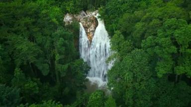 空中俯瞰美丽的丛林<strong>瀑布</strong>在绿色的热带雨林里.高质量的4k镜头