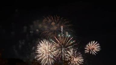 4K新年除夕烟火庆祝真正的烟火背景。金黄五彩斑斓的彩灯彩灯在夜空中放烟火概念圣诞快乐，新年快乐2023.