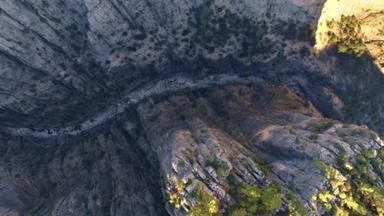美丽的风景。飞过一条干涸的山河.顶部视图。石谷。岩石上的绿色植物。Aerial drone video 4k footage.高质量的4k镜头