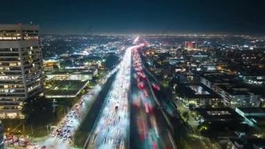 电影中的超<strong>低速</strong>航拍镜头放大了单独飞回405繁忙的公路在夜间。在洛杉矶城市景观的多条车道上繁忙的交通和飞机在空中降落的高峰时刻