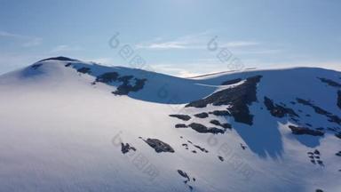 在寒冷的冬日里，从空中俯瞰北欧荒原上白雪覆盖的山脉，令人叹为观止。空中录像.