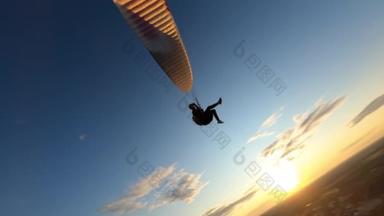 在美丽的落日下独自飞翔的滑翔机，在森林上空飞翔的滑翔机，无人侦察机在头顶上飞翔，极限运动，滑翔机。高质量的4k镜头